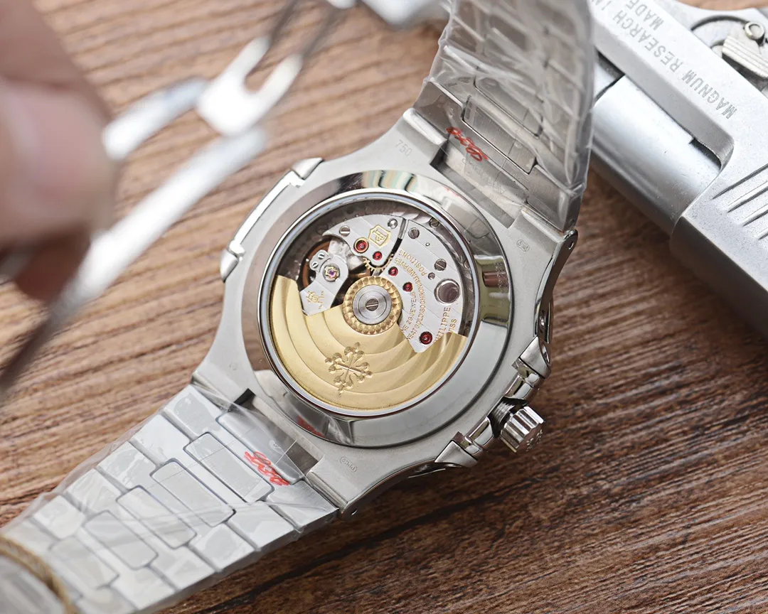 【High-end replica】💰2400! Patek Philippe Sporty Elegance Series 5726/1A-014 1. The structure of the case is the same as the original one. The hole on the case is beveled. When the screw is screwed in, it will move downward to tighten the front cover. The three-layer waterproof ring screw-in crown makes the case super waterproof. 2. The replica movement in the 3.0 era is modified to Cal.324 S QA LU 24 H movement 3. The steel strap has good texture, can be bent flexibly, and is comfortable to wear. It does not have the bending range of some versions on the market that is not enough to wear on small wrists, and the strap cannot be bent. The buckle is made of spring steel and has good elasticity. 4. Functions include three-hand time display, month and week calendar display, and moon phase 24h display. The functions are real and usable. The quick adjustment position of the month and week is different from other versions on the market and remains consistent with the original.